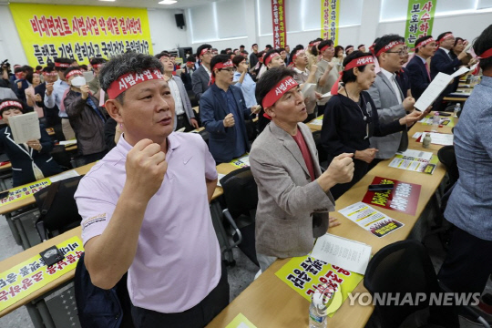대한약사회 회원들이 지난 14일 서초구 대한약사회관에서 결의대회를 열고 정부의 비대면진료 시범사업 계획을 규탄하고 있다. 연합뉴스